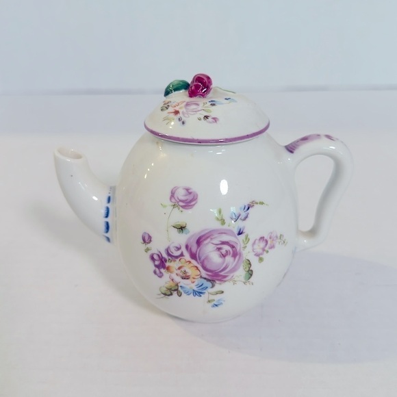Vintage VIctoria and Albert Museum Mennecy 1985 Porcelain Mini Teapot 4" x 5" - Picture 3 of 5